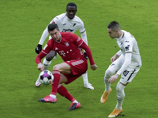 Lewandowski ghi bàn trận thứ chín liên tiếp