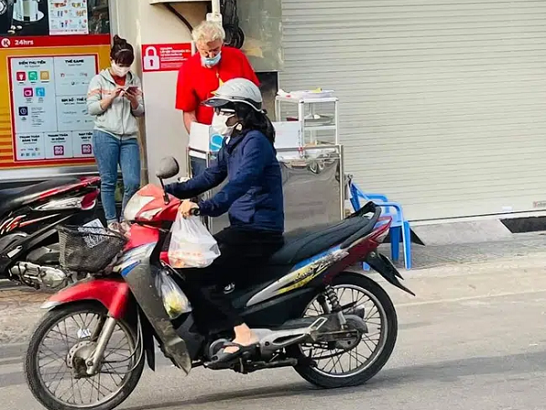 Ông Tây bán chuối chiên ở VN sau khi mắc kẹt vì dịch Covid-19 bị bóc phốt là 'trịch thượng', dân mạng ra sức phủ nhận, bảo vệ hàng chuối chiên này đến cùng