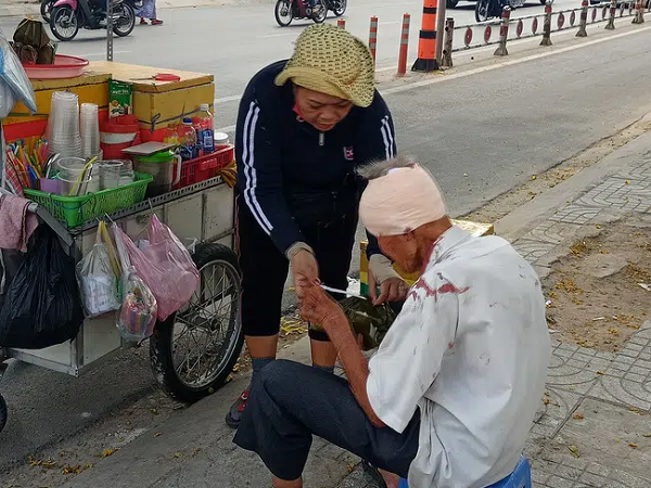 Dân mạng lan truyền câu chuyện gây xúc động về ông cụ sống lang thang bị tai nạn giao thông không người thân bên cạnh, được cô bán hàng rong giúp đỡ nhiệt tình