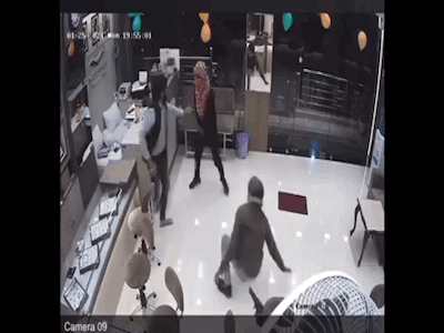Video: Cướp nổ súng vào chủ tiệm vàng