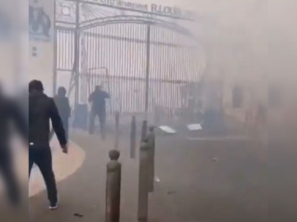 Ligue 1 hoãn trận vì hàng trăm fan tấn công sân tập
