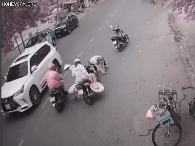 Cô gái làm rơi 30 triệu, bị nhiều người 'hôi của': Bà bán nước đã trả lại thêm 15 triệu đồng