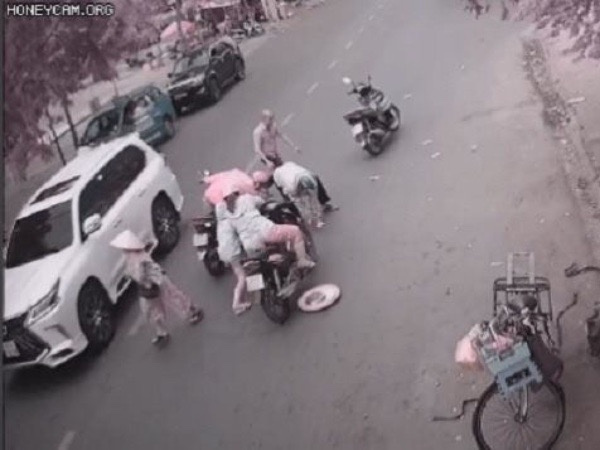 Công an vào cuộc điều tra những người hôi tiền rơi trên đường của một cô gái