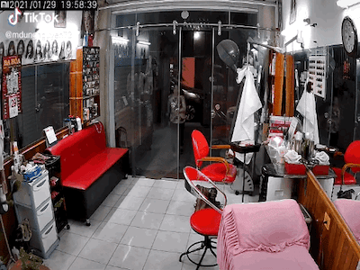 Video: Người phụ nữ ôm mặt, ngồi sụp xuống đất sau pha lao vào tiệm làm tóc và bất ngờ gây họa