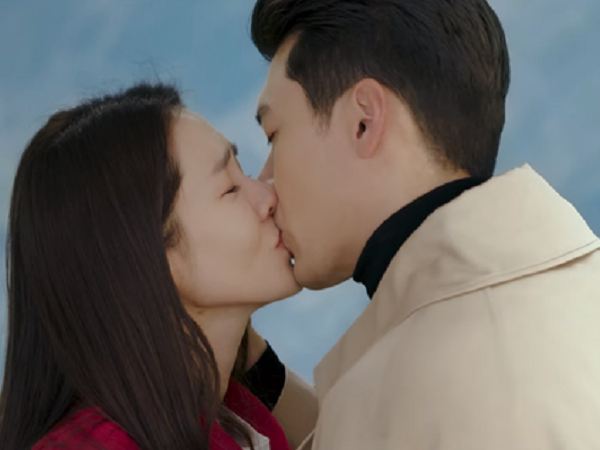 Hyun Bin cứ đóng cảnh hôn Son Ye Jin là tai đỏ bừng bừng, đúng là được khóa môi người yêu có khác!