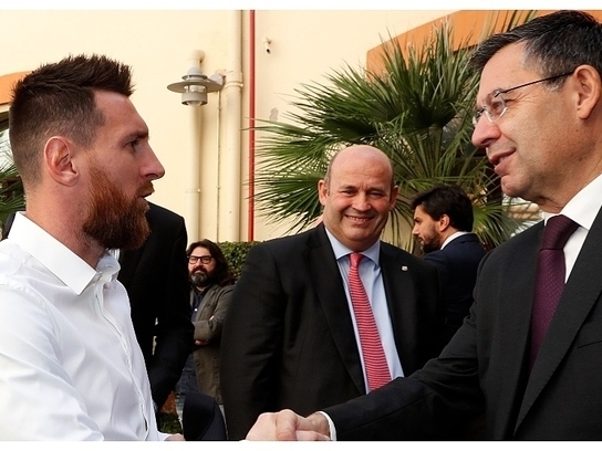 Messi tính kiện Barca