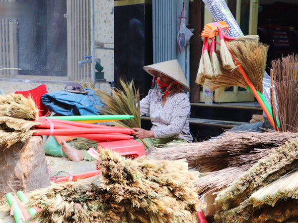 Những ngày bận rộn của xóm chổi đót duy nhất ở Sài Gòn: 'Tết đến rồi ai cũng sắm sửa, cả năm trời có được tháng này thôi'