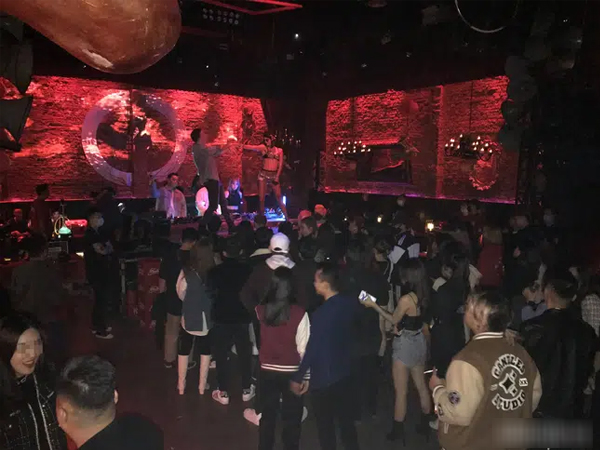 Hà Nội: Các quán bar, pub trên phố cổ vẫn đông nghịt khách, phòng dịch COVID-19 kiểu đối phó!