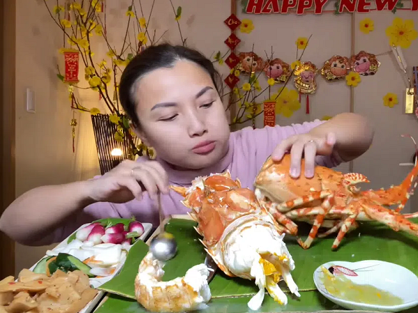 Quỳnh Trần JP tự nhận mình 'hai lúa' khoe lần đầu được ăn tôm hùm ở Nhật, tiết lộ bé Sa càng lớn càng không sợ mẹ