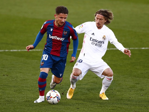 Thẻ đỏ nghiệt ngã, Real Madrid bị Levante quật ngã trên sân nhà