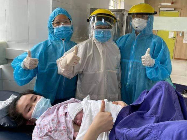 Đỡ đẻ thành công cho sản phụ trong khu cách ly tại 'tâm dịch' Quảng Ninh