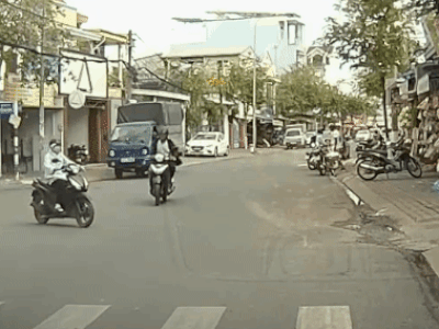 CLIP: Đâm vào cô gái ngã xuống đường, thanh niên ra hiệu 'đừng lại gần' khiến đối phương hoang mang