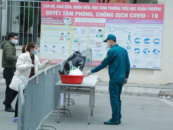 Phong tỏa cách ly 80 học sinh, giáo viên và phụ huynh là F1 ngay trong trường tiểu học Xuân Phương, Hà Nội: Người thân tiếp tế nhu yếu phẩm liên tục