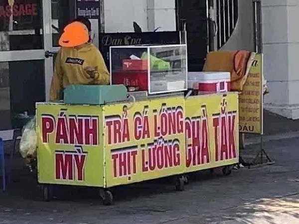 Xe bán đồ ăn với kiểu ghi biển teencode 'tung trời' khiến dân mạng cười nắc nẻ, nhưng người tinh ý sẽ nhận ra ngay chiêu cao tay của chủ quán