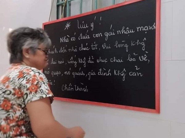 Bà ngoại treo bảng cảnh báo nhà có cháu gái 'dân nhậu' gây sốt mạng xã hội