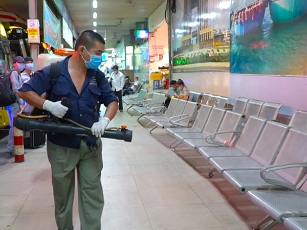 Video: Bến xe Miền Đông phun thuốc khử trùng, đo thân nhiệt phòng Covid-19