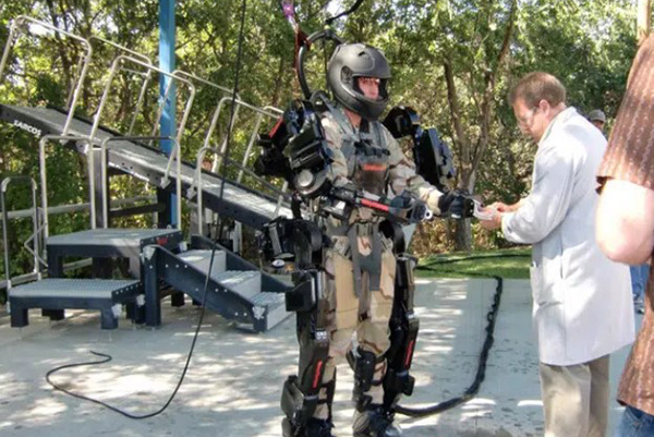 Quân đội Mỹ đang từng bước chế tạo ra bộ đồ Iron Man như thế nào?