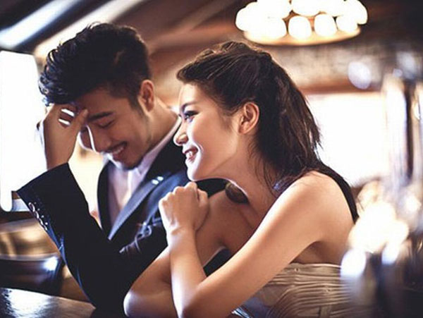 Thấy chồng bị đồng nghiệp nữ 'ỡm ờ' nhắn tin ve vãn, cô vợ cầm điện thoại đáp trả bằng lời lẽ uyển chuyển nhưng đầy sức nặng khiến ai nấy hả hê