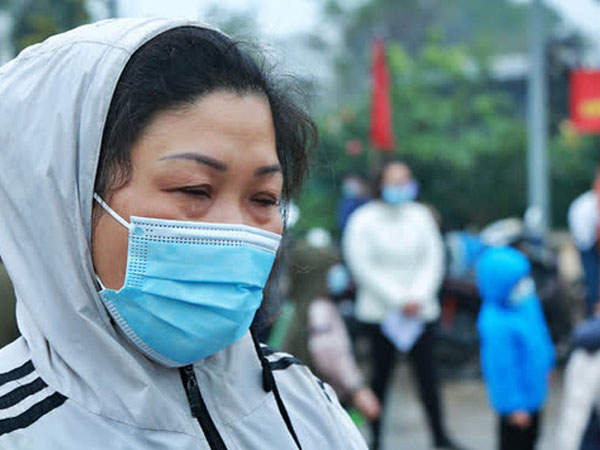 Bà ngoại bật khóc khi đưa cháu trai lớp 3 đi xét nghiệm Covid-19 ở Xuân Phương: 'Mình vì mọi người, mọi người vì mình'