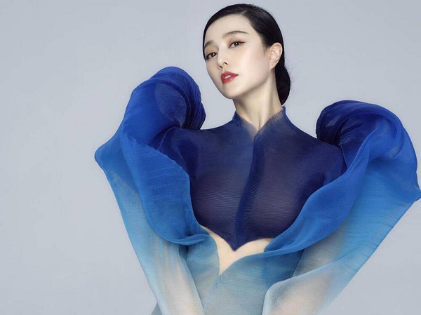 Tưởng hết thời vì scandal, Phạm Băng Băng vẫn được thương hiệu xa xỉ 'nài nỉ' mặc thiết kế giới hạn, chụp hình tại nhà