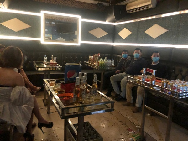 Quảng Ninh: 6 khách hát cùng 6 'tay vịn' bị đưa đi cách ly vì hát karaoke chui giữa dịch Covid-19