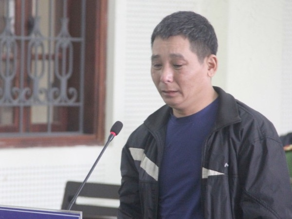 Nghịch tử say rượu, sát hại mẹ rồi nằm ôm thi thể khóc