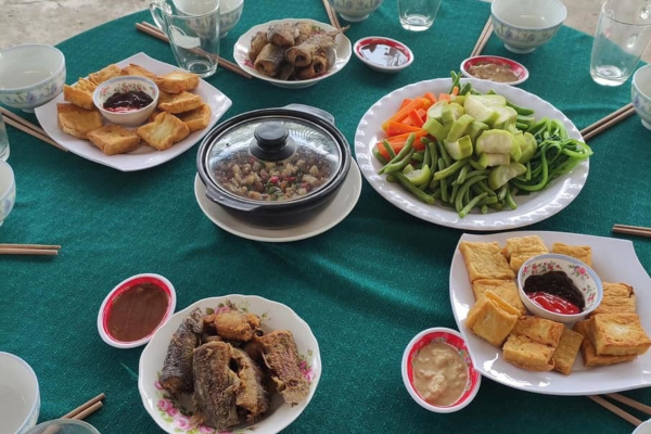 Anh chàng chia tay bạn gái vì bố mẹ cô làm cỗ mà không có thịt, soi lại câu chuyện khiến dân tình chỉ trích ngược