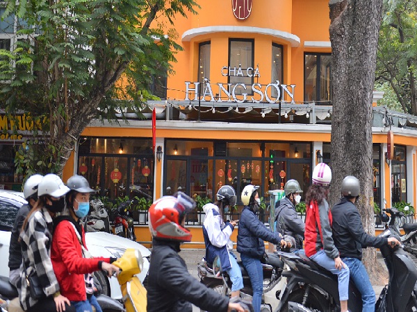 Hà Nội: Ca Covid-19 đến ăn tất niên, nhà hàng chả cá trên phố Bà Triệu phải đóng cửa