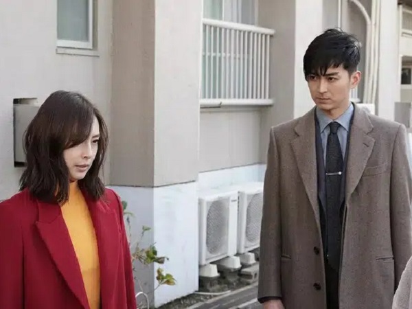 Đón chồng sau 1 năm xa cách nhưng anh ta lại đi cùng người phụ nữ khác, vợ đòi bằng được 1 thứ ngay tại sân bay khiến anh ả 'hóa đá'