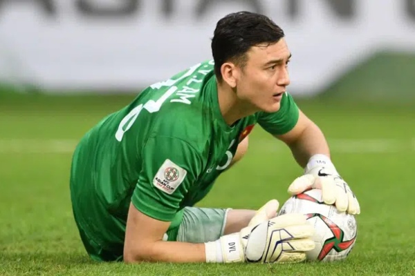 Tiết lộ: Đặng Văn Lâm lỡ cơ hội làm đồng đội của cựu sao Man United vào phút chót