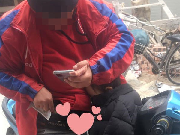 Đặt đồ ăn giữa trưa, vị khách lặng người khi thấy chị shipper và 'file đính kèm' đặc biệt