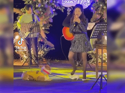 Hòa Minzy bị tụt giày trên sân khấu