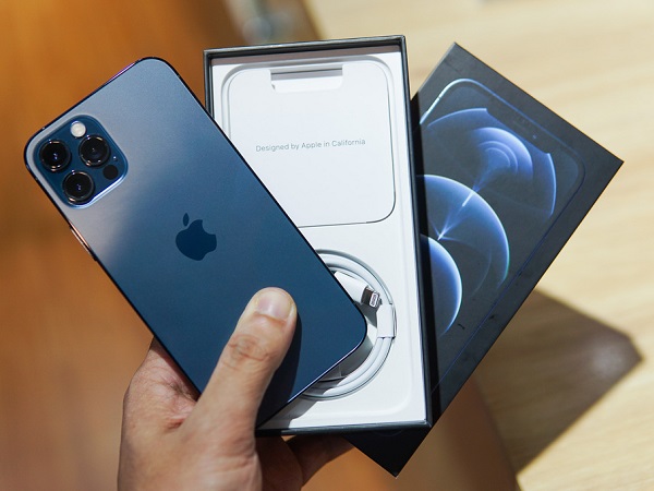 Cửa hàng 'đua' giảm giá iPhone 12