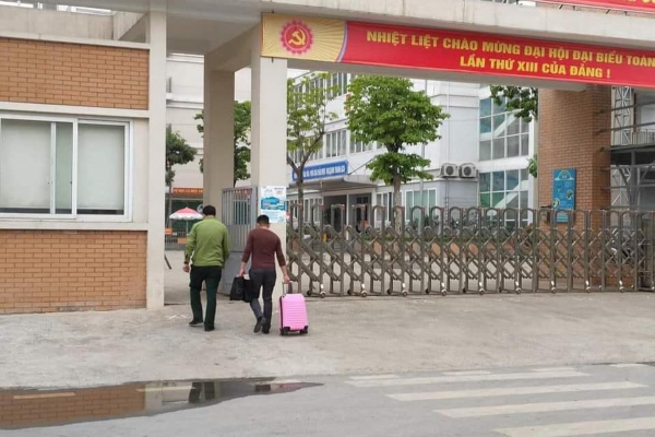 Người cha tạm biệt gia đình vào khu cách ly chăm con nhưng trên mạng lại xuất hiện bình luận phản cảm khiến ai cũng phẫn nộ