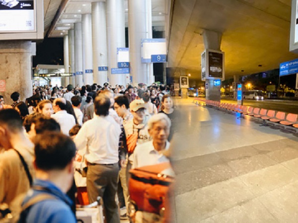 Chùm ảnh: Hình ảnh trái ngược ở ga quốc tế Tân Sơn Nhất trong năm nay và năm trước dịp gần Tết Nguyên đán