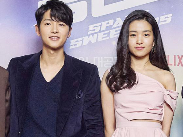 Song Joong Ki kề cận 'bản sao Song Hye Kyo' tại họp báo bom tấn: Nhìn xa quá bảnh, zoom gần lộ luôn dấu hiệu lão hóa