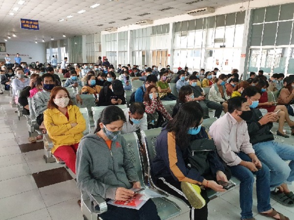 Hàng trăm hành khách đến ga Sài Gòn trả vé: 'Mặc dù nhớ người thân, nhưng tôi chấp nhận hoãn về quê ăn Tết để phòng dịch Covid-19'