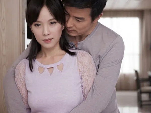 Đưa mẹ đẻ đi khám bệnh, vợ 'hóa đá' khi thấy chồng trong khoa phụ sản, nhưng chỉ 1 câu nói của anh khiến chị bật khóc vì hạnh phúc