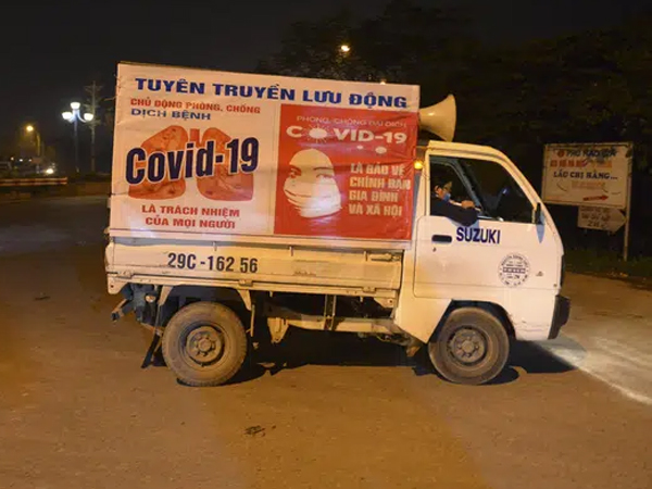 Xe tuyên truyền phòng, chống COVID-19 ngày đêm đi quanh thôn có người dương tính SARS-CoV-2 ở Hà Nội