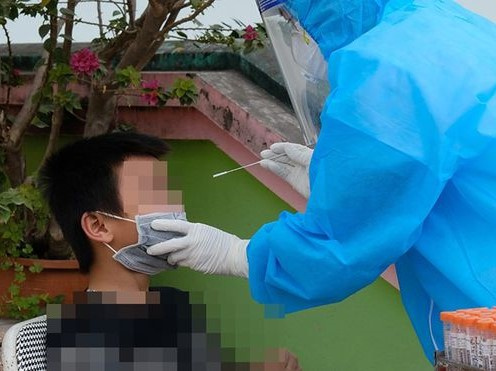Bố nhiễm Covid-19, hơn 100 bạn học của con đi cách ly