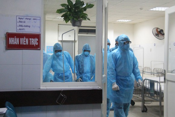Công chứng viên mắc COVID-19 ở Hà Nội từng họp với 128 người