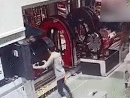 Video: Thót tim cảnh nam công nhân bị kẹt cổ vào máy, đồng nghiệp lập tức ứng cứu