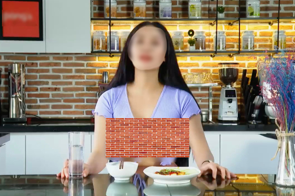 Thả rông vòng 1 khi làm clip nấu ăn, cô gái trẻ nhận về chỉ toàn gạch đá
