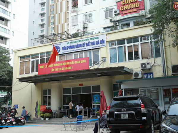 Có ca mắc Covid-19 ghé qua, VP Đăng ký đất đai Hà Nội phải tạm dừng hoạt động, tiến hành khử khuẩn