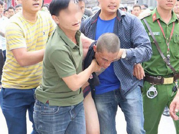 Sau khi 'chơi' ma túy, con trai vác rìu đòi chém mẹ đẻ, làm náo loạn khu phố