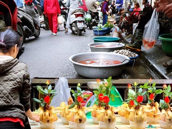 Thị trường đồ lễ ông Công ông Táo sôi động, đồ cúng hàng mã giữ nguyên giá nhưng thực phẩm, hoa quả tăng giá 30%
