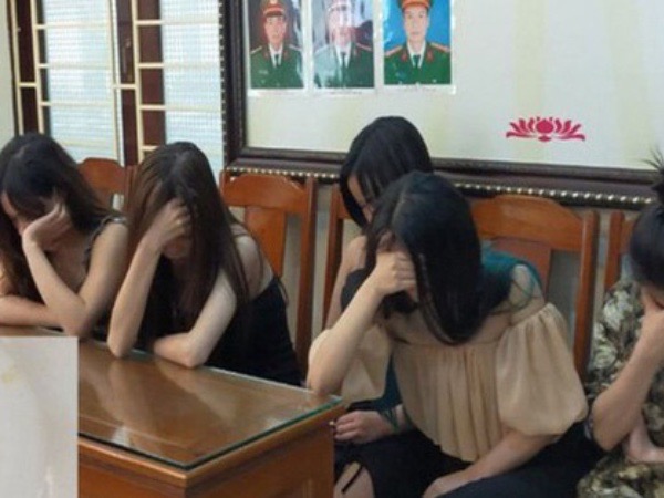 Nữ tiếp viên quán karaoke được mời 'tiệc ma túy' cùng khách