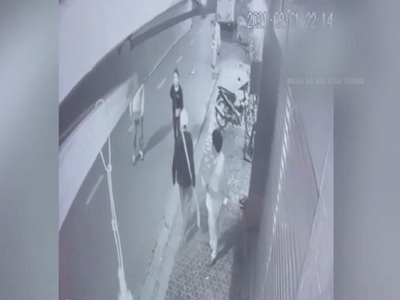 Video: Va chạm giao thông khiến xe bị rụng gương, nam thanh niên hùng hổ vác xẻng ra sức đánh 1 người phụ nữ