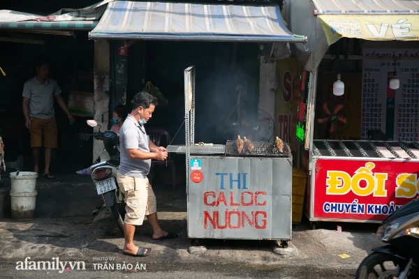 Phố cá lóc nướng tại Sài Gòn mọi năm cúng ông Táo tự tin bán hàng nghìn con, hốt cả nửa tỷ đồng chỉ trong vài giờ, nhưng năm nay cảnh tượng thật sự bất ngờ!