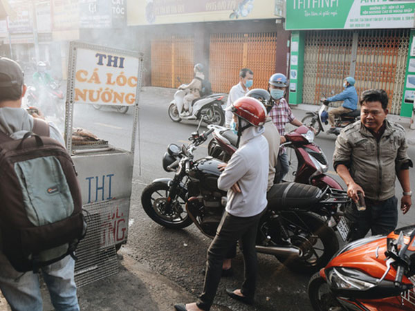 Ảnh: Người Sài Gòn tấp nập mua cá lóc cúng ông Công ông Táo, chủ tiệm nướng mỏi tay không kịp bán